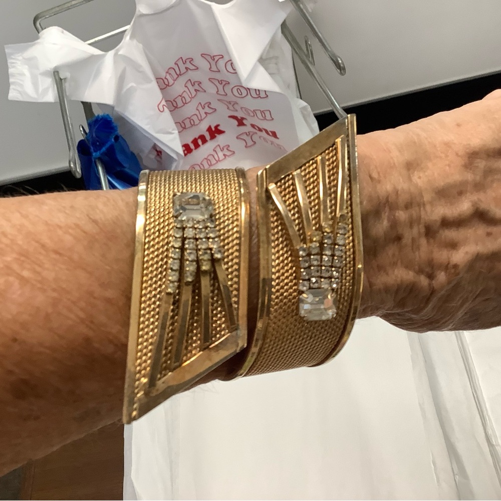 VINTAGE ANTIQUE GOLD TONE MESH DECO RHINESTONE DESIGNED CROSSOVER HINGE BRACELET - Picture 8 of 9